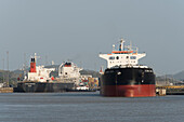 Große Schiffe fahren in die Miraflores-Schleusen des Panamakanals ein.