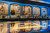 Anzeige von Fotografien und Gitarren von Blues-Musikern entlang einer Bar mit Alkoholflaschen in einem Blues-Club, Chicago, Illinois, Vereinigte Staaten von Amerika