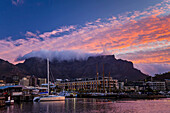 Farbenfroher Sonnenuntergang über dem Hafen von Kapstadt.