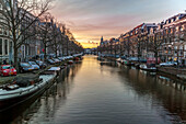Sonnenuntergang an einer Gracht in Amsterdam, von der Nieuwe Spiegelstraat aus gesehen,Amsterdam,Nordholland,Niederlande