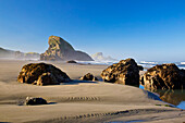 Morgenlicht verleiht dem Kap Sebastian entlang der Küste von South Oregon, Oregon, Vereinigte Staaten von Amerika, Schönheit
