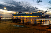 Beleuchtetes Kreuzfahrtschiff in der Abenddämmerung im Hafen von South Shields, South Shields, Tyne and Wear, England