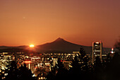 Sonnenaufgang über Portland und Mount Hood, Portland, Oregon, Vereinigte Staaten von Amerika