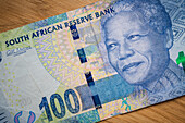 Nahaufnahme des Hundert-Rand-Scheins aus Südafrika mit dem Konterfei des jungen Nelson Mandala auf dem Schein, Südafrika