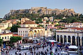 Monastiraki-Platz (Vordergrund) und die Akropolis von Athen (Hintergrund),Athen,Griechenland