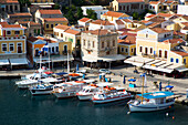 Boote im Hafen von Gialos auf der Insel Symi,Dodekanes Inselgruppe,Griechenland,Gialos,Symi,Dodekanes,Griechenland