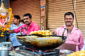 Männer verkaufen Lebensmittel auf einem Straßenmarkt in Indien, Dehli, Indien