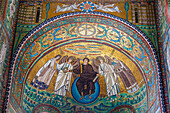 Ravenna, Provinz Ravenna, Italien.  Mosaik in der Apsis der Basilica di San Vitale mit Christus, flankiert von zwei Engeln, dem Heiligen Vitalis und Bischof Ecclesius.  Christus überreicht dem heiligen Vitalis die Krone des Martyriums.  Die frühchristlichen Monumente von Ravenna gehören zum UNESCO-Weltkulturerbe.