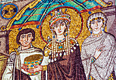 Ravenna, Provinz Ravenna, Italien.  Detail eines Mosaiks aus dem 6. Jahrhundert in der Basilika San Vitale, das Kaiserin Theodora mit ihrem Hofstaat zeigt.  Sie hält den Abendmahlskelch in der Hand.  Die frühchristlichen Monumente von Ravenna gehören zum UNESCO-Weltkulturerbe.