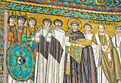 Ravenna, Provinz Ravenna, Italien. Mosaik in der Basilika San Vitale von Kaiser Justinian I. mit Mitgliedern seines Hofes. Er trägt einen Korb, der möglicherweise die Eucharistie symbolisiert.  Die frühchristlichen Monumente von Ravenna gehören zum UNESCO-Weltkulturerbe.