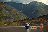 Eine Abendszene im Hafen von Hornopiren, Patagonien, Chile, Hornopiren, Patagonien, Chile.