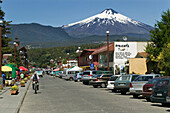 Vulkan Villarrica,2841m/9290ft,überragt die Innenstadt von Pucon,Chile.,Pucon,Villarrica See,Seengebiet,Patagonien,Chile.