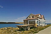 Ein abgelegenes Haus an der Küste, in der Nähe von Porvenir, Feuerland, Chile, Porvenir, Feuerland, Patagonien, Chile.