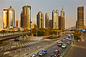 Gebäude und Verkehr im Lujiazui-Bezirk von Pudong,Shanghai,China.,Lujiazui,Pudong,Shanghai,China.