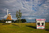 Fahrkartenschalter für einen Wanderkarneval mit einer Windmühle neben dem Rummelplatz im Windjammer Park auf Whidbey Island, Oak Harbor, Washington, USA, Oak Harbor, Washington, Vereinigte Staaten von Amerika