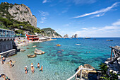 Marina Piccola und Faraglioni-Bucht mit Felsformationen auf der Insel Capri, Capri, Neapel, Italien