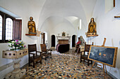 Ausstellungsstücke in der Kapelle der Villa und des Museums Axel Munthe, Anacapri, Capri, Italien