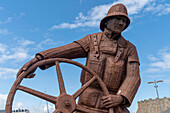 Skulptur eines Seemanns mit einem Schiffsrad im Hafen von Seaham,Seaham,Durham,England