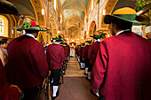 In der Pfarrkirche Maria Immaculata im Dorf Weerberg feiern die Einheimischen das Herz-Jesu-Fest mit einer Prozession der Color Guard, Österreich.