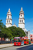 Unabhängigkeitsplatz mit Reisebussen und Kathedrale in der Altstadt von San Francisco de Campeche, UNESCO-Weltkulturerbe, San Francisco de Campeche, Bundesstaat Campeche, Mexiko