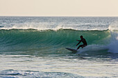 Surfen in der Constantine Bay bei Sonnenuntergang,nahe Padstow,Cornwall,Großbritannien,Cornwall,England