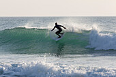 Surfen in der Constantine Bay bei Sonnenuntergang, bei Padstow, Cornwall, Großbritannien, Cornwall, England