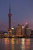 Blick auf den Bezirk Pudong in der Abenddämmerung, über den Huangpu-Fluss vom Bund aus gesehen, Shanghai, China, Shanghai, China