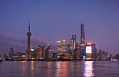 Blick in der Abenddämmerung über den Huangpu-Fluss vom Bund aus auf den Stadtteil Pudong, Shanghai, China, Shanghai, China