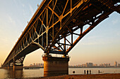 Die Jangtse-Brücke, die den Fluss Jangtse in Nanjing, China, überquert, Nanjing, Provinz Jiangsu, China