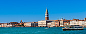 Vaporetto-Wasserbus auf dem Markusbecken mit Markusplatz, Dogenpalast und Markusdom, Venedig, Venetien, Italien