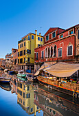 Gemüsestand-Boot auf dem Rio di S. Ana, Stadtteil Castello in Venedig, Venedig, Venetien, Italien