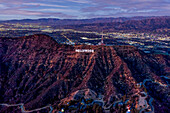 Luftaufnahme des Hollywood Signs bei Sonnenuntergang, Los Angeles, Kalifornien, Vereinigte Staaten von Amerika