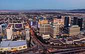 Abendliche Luftaufnahme eines Teils des Las Vegas Strip mit einer Reihe von Hotelkasinos und Einkaufsbereichen, Las Vegas, Nevada, Vereinigte Staaten von Amerika