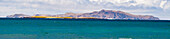 Eine kleine Insel vor der Academy Bay vor der Insel Santa Cruz, mit der Insel Santa Fe im Hintergrund, Galapagos Archipel, Ecuador. Vier Bilder wurden für dieses Panorama zusammengefügt,Galapagos Archipelago,Ecuador