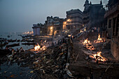 Brennende Leichen auf den Ghats am Ufer des Ganges, Varanasi, Indien