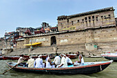 Pilger im Ruderboot auf dem Ganges, Varanasi, Indien