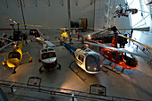 Hubschrauber in einem Hangar des National Air and Space Museum, Steven F. Udvar Hazy Center in Chantilly, Virginia, USA. Alle aus der neuen Ausgabe des Luft- und Raumfahrtmuseums am Flughafen Dulles. Gezeigt werden vor allem eine SR-71 Blackbird sowie die Raumfähre Enterprise, Chantilly, Virginia, Vereinigte Staaten von Amerika.