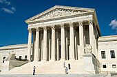 Touristen besuchen das Gebäude des Obersten Gerichtshofs der Vereinigten Staaten, Washington, District of Columbia, Vereinigte Staaten von Amerika