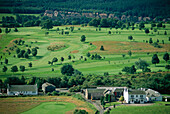 Ein Golfplatz in der Nähe eines schottischen Dorfes, Stirling, Schottland