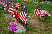 Fahnen zum Gedenken an verstorbene Soldaten und Soldatinnen am Memorial Day,Arlington,Massachusetts.