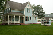 Ein Gasthaus mit einer Miniaturnachbildung daneben,Chatham,Cape Cod,Massachusetts.