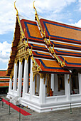 Ein Tempel in der inneren Anlage des Tempels des Smaragdbuddhas, Tempel des Smaragdbuddhas, Großer Palast, Bangkok, Thailand.