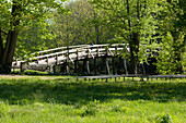 Blick auf die alte Nordbrücke und ihre Umgebung im Frühling,Minuteman National Historic Park,Concord,Massachusetts.