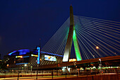 Teil der Zakim-Brücke und Boston Garden, Heimat der Bruins und Celtics, Charlestown, Boston, Massachusetts.