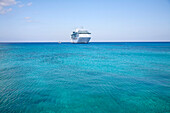 Kreuzfahrtschiff wartet vor der Küste in der Karibischen See bei Grand Cayman,Grand Cayman,Cayman Islands