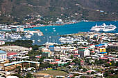 Buntes Stadtbild und Hafen von Road Town, Tortola, Britische Jungferninseln