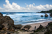 Schroffe Felsen und Geröll am Strand entlang der Küste von Barbados bei Bathsheba,Bathsheba,Barbados