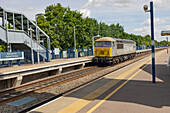 Personenzug auf den Gleisen eines Bahnhofs im Vereinigten Königreich,Oxford,England