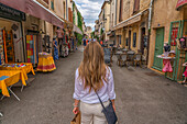 Frau erkundet die Altstadt von Aigues-Mortes,Frankreich,Aigues-Mortes,Frankreich