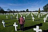 Touristen besuchen den amerikanischen Militärfriedhof in der Normandie, Frankreich, Coleville-sur-Mer, Normandie, Frankreich